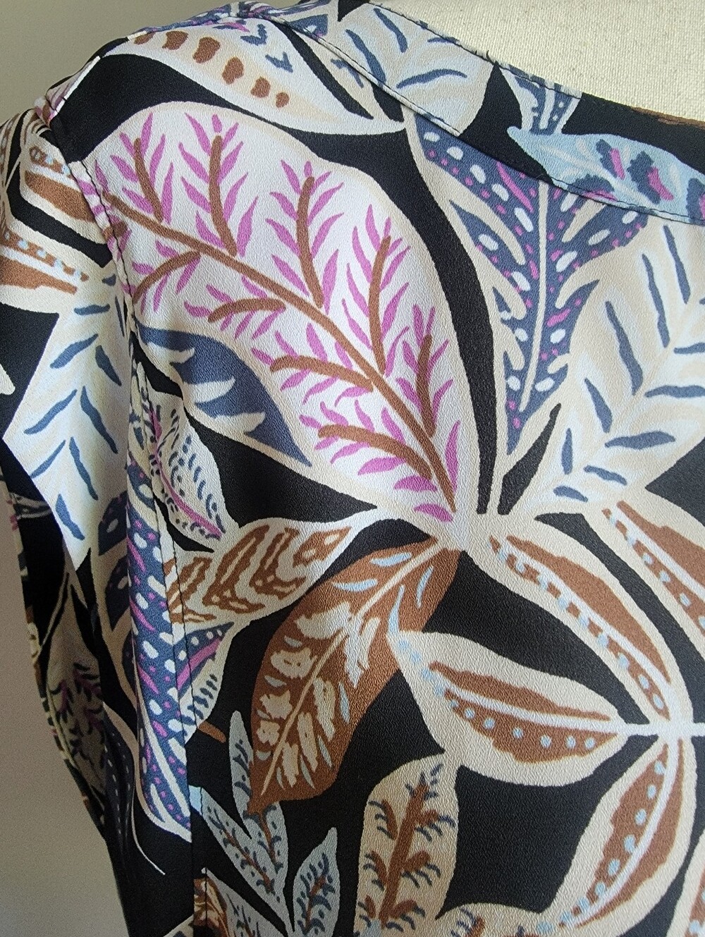 Ann Taylor Factory Women's Black Botanical Print Cap-Sleeve Top Size Medium - Picture 2 of 8